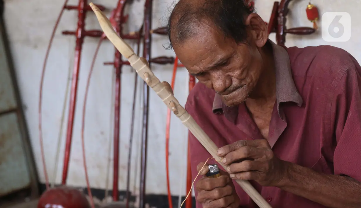Ghohyong seorang pria tua membuat alat musik Tehyan khas Tionghoa di Neglasari, Kota Tangerang (5/2/2021). Ghohyong biasa menjual alat musik Tehyan sekitar 200 ribu hingga 700 ribu. (Liputan6.com/Angga Yuniar)
