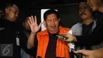 Kepala Dinas Pendapatan Pengelolaan Keuangan dan Aset Daerah Kab Musi Banyuasin, Syamsudin Fei melambaikan tangan usai menjalani pemeriksaan terkait kasus suap pembahasan RAPBD di gedung KPK Jakarta, Sabtu (20/6/2015). (Liputan6.com/Helmi Fithriansyah) 