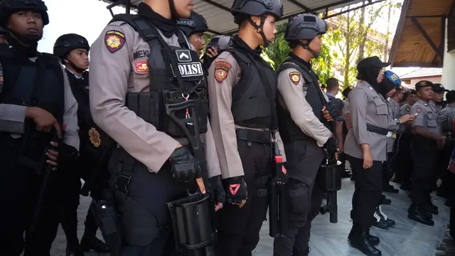 Sedikitnya empat belas mahasiswa digotong ke atas tandu dalam aksi unjuk rasa yang berlangsung di depan kantor Dewan Perwakilan Rakyat Aceh Barat (DPRK), Kamis siang (Liputan6.com/Rino Abonita)