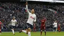 Pemain Tottenham, Son Heung-min mencetak gol kedua untuk timnya saat melawan Liverpool pada laga Premier League di Wembley Stadium, London, (22/10/2017). Tottenham menang 4-1. (AP/Frank Augstein)