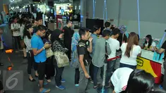 Suasana registrasi dan antrian untuk photobooth saat acara nonton bareng di Blitzmegaplex Central Park, Jakarta, Minggu (8/11/2015). Acara semakin meriah dengan kehadiran stand Pindy Mint Frez. (Liputan6.com/Panji Diksana)