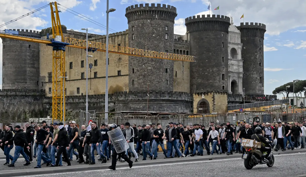 Sebelumnya, sekitar 400 suporter Eintracht Frankfurt tanpa tiket tiba di Naples dengan kereta api di Salerno. (Alessandro Garofalo/LaPresse via AP)