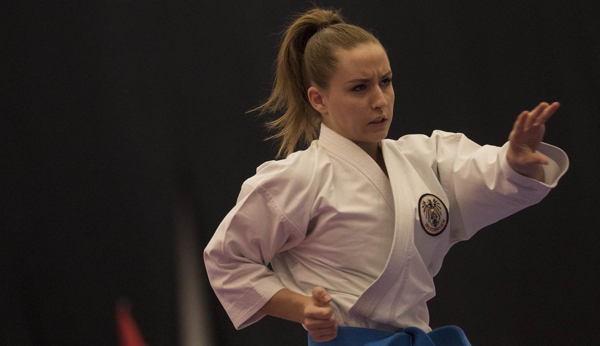Karateka Austria, Wieninger Kristin, tampil pada Kejuaraan Dunia Karate Junior, Cadet, dan U-21 2015. (Bola.com/Vitalis Yogi Trisna)