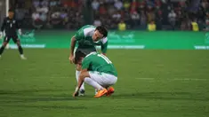 Pemain Timnas Indonesia U-23 Marc Anthony Klok (atas) mencoba menenangkan Egy Maulana Vikri saat melawan Timnas Vietnam U-23 pada pertandingan Grup A SEA Games 2021 di Viet Tri Stadium, Hanoi, Vietnam, Jumat (6/5/2022). Timnas Indonesia U-23 kalah 0-3. (Liputan6.com/Dok. PSSI)