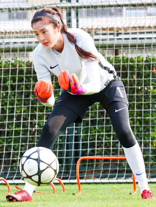 Kiper timnas China, Zhao Lina saat megikuti sesi latihan di Shanghai (15/5). Wanita 26 tahun ini berharap dirinya dapat membantu meningkatkan kompetisi sepak bola wanita di China. (AFP Photo/China Out)