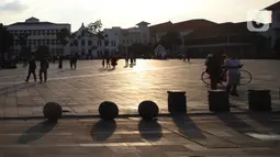 Suasana pedestrian di kawasan Kota Tua, Jakarta, Kamis (1/9/2022). Jalur pedestrian yang menghubungkan Stasiun Jakarta Kota dengan Kawasan Wisata Kota Tua itu selesai direvitalisasi dan sudah bisa digunakan pejalan kaki. (Liputan6.com/Herman Zakharia)