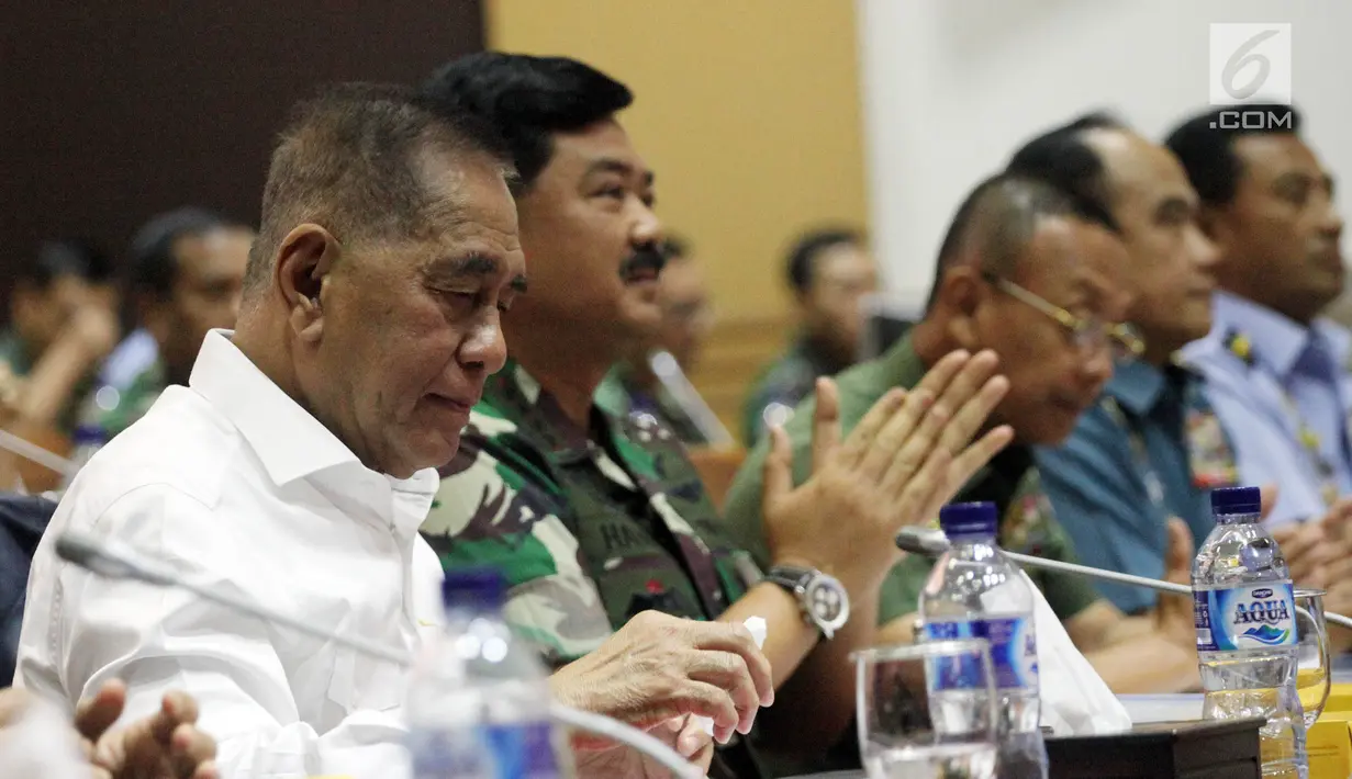 Menhan Ryamizard Ryacudu (kiri) bersama Panglima TNI Marsekal Hadi Tjahjanto (kanan) saat rapat kerja dengan dengan Komisi I DPR di Kompleks Parlemen, Senayan, Jakarta, Senin (29/1). (Liputan6.com/JohanTallo)
