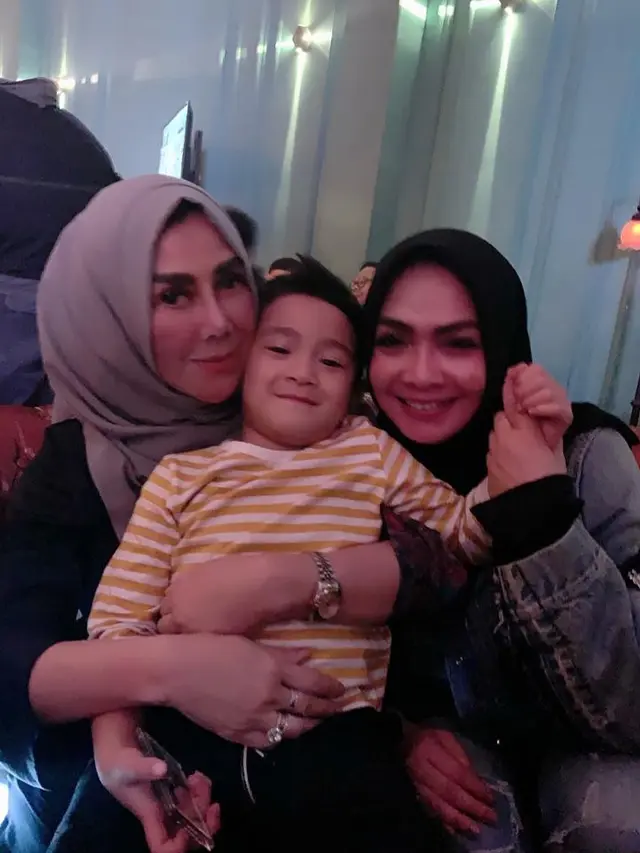 Dekat dengan Cucu, Ini 6 Momen Kebersamaan Mama Amy dengan Rafathar