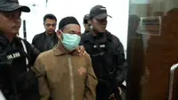 Pria ancam penggal kepala Jokowi digelandang ke Polda Metro Jaya. (Ronald/Merdeka.com)