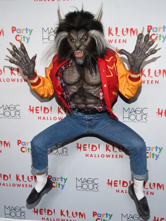 Supermodel senior Heidi Klum berpose sambil mengenakan kostum manusia serigala pada pesta Halloween di New York, Selasa (31/10). Kostum Heidi terinspirasi dari video klip mendiang Michael Jackson yang bertajuk Thriller (Photo by Evan Agostini/Invision/AP)