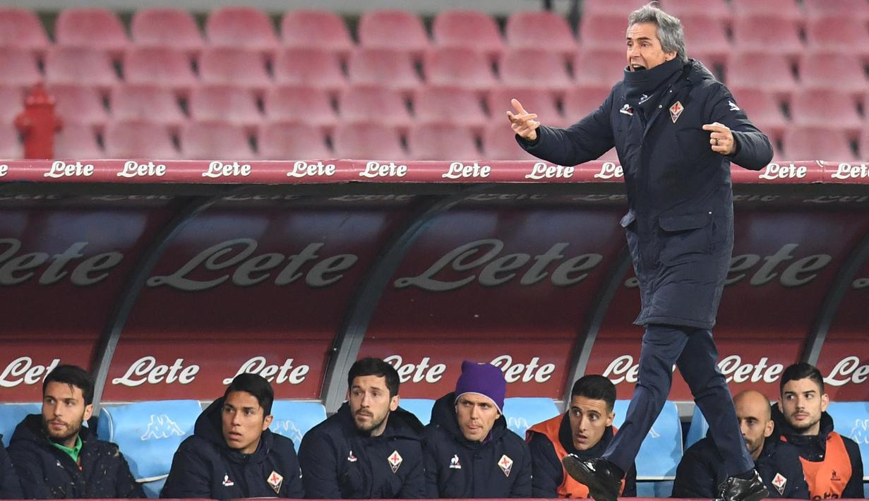Ekspresi pelatih Fiorentina,  Paulo Sousa memberikan arahan kepada pemainnya saat melawan Napoli pada laga perempat final Coppa Italia di San Paolo stadium, Naples, (24/1/2017). Napoli menang 1-0.  (Ciro Fusco/ANSA via AP)