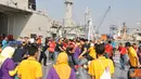 Citizen6, Tanjung Priok: Segenap karyawan Bank Mandiri Area Tanjung Priok melaksanakan senam aerobik dalam kegiatan  Employee gathering  di Geladak Helly KRI Banda Aceh-593, Mako, Tanjung Priok, Jakarta pada, Minggu (1/7). (Pengirim: Dispenkolinlamil)
