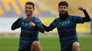 Cristiano Ronaldo (kiri) berfoto bersama dengan rekan setimnya di Al Nassr, Jaloliddin Masharipov saat sesi latihan yang berlangsung di Mrsool Park, Arab Saudi, Jumat (13/01/2023) waktu setempat. (Twitter/@AlNassrFC)