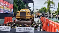 Pemusnahan ribuan botol miras jelang perayaan Natal dan Tahun Baru di Mapolresta Banyuwangi (Hermawan Arifianto)