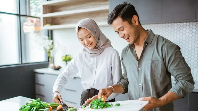 buka puasa makan lebaran perempuan hijab