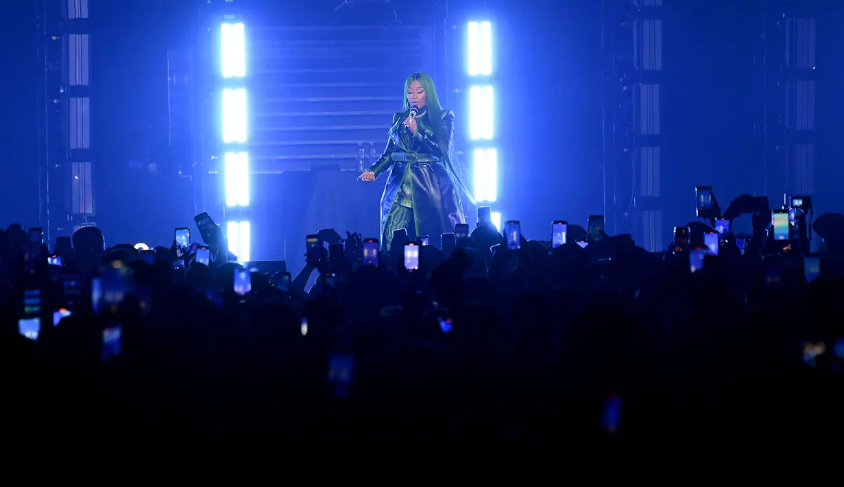 Nicki Minaj menghibur penonton di atas panggung Powerhouse NYC di Newark, New Jersey pada 29 Oktober 2022. Minaj juga mengecat rambutnya dengan warna hijau sesuai dengan busananya. (Roy Rochlin/Getty Images untuk iHeartRadio/AFP)