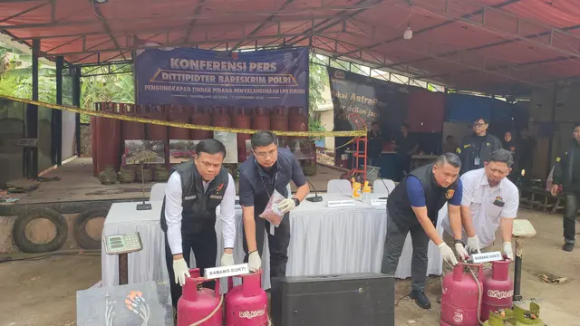 Pengungkapan kasus penyalahgunaan gas LPG bersubsidi di Kelurahan Parigi, Kecamatan Pondok Aren, Kota Tangerang Selatan. (Liputan6.com/Pramita)