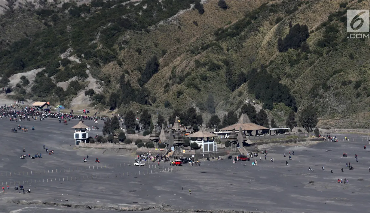 Pemandangan Pura Luhur Poten di Taman Nasional Bromo Tengger Semeru, Probolinggo, Jawa Timur, Minggu (8/7). Kemenpar menargetkan kunjungan 20 juta wisatawan mancanegara dan 375 juta pergerakan wisatawan Nusantara pada 2020. (Liputan6.com/Arya Manggala)