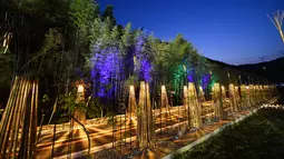 Koridor yang diterangi instalasi bambu di Desa Tangchang yang berada di Yongchang, Kota Hangzhou, Provinsi Zhejiang, China pada 13 November 2020. Kaya akan sumber daya bambu, Desa Tangchang menggelar pertunjukan cahaya yang menampilkan berbagai instalasi lampu yang terbuat dari bambu. (Xinhua/Xu Yu)