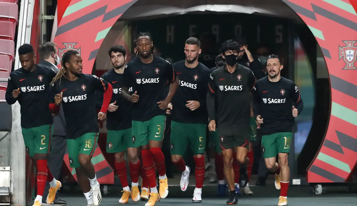 Para pemain Portugal keluar dari lorong untuk melakukan pemanasan sebelum laga uji coba Internasional melawan Andorra di Stadion Luz, Lisbon, Portugal, Kamis (12/11/2020) dini hari WIB. Portugal menang telak 7-0 atas Andorra. (AP Photo/Armando Franca)