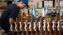 Seorang pekerja membungkus patung keagamaan Kristen di bengkel kerajinan Studio Malta Jaya di Bantul, Yogyakarta, pada Kamis 18 Desember 2025. (DEVI RAHMAN/AFP)