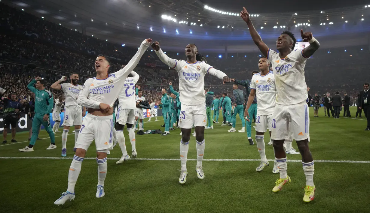 Para pemain Real Madrid merayakan kemenangan pada pertandingan sepak bola final Liga Champions antara Liverpool dan Real Madrid di Stade de France, Saint Denis, Prancis, 28 Mei 2022. Real Madrid menang 1-0. (AP Photo/Kirsty Wigglesworth)
