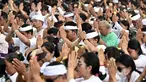 Umat Hindu Bali berdoa selama upacara Banyu Pinaruh di desa Mertasari, Sanur, pada 7 September 2025. (SONNY TUMBELAKA/AFP)