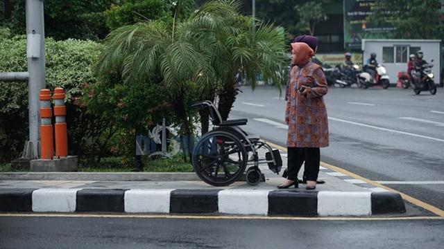 Meski Hujan, Ini 5 Potret Tri Rismaharini Atur Lalu Lintas di Simpang Darmo Surabaya