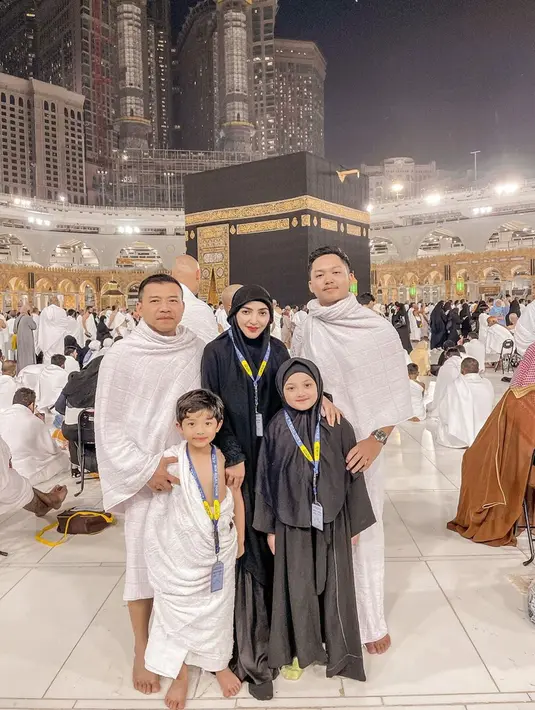Tak hanya itu, wanita 37 tahun tersebut juga menuturkan cita-cita Arsya Hermansyah. Ternyata Arsya Hermansyah memiliki cita-cita menjadi presiden. Netizen pun turut memberikan ucapan selamat kepada Arsya Hermansyah.(Liputan6.com/IG/@ashanty_ash)