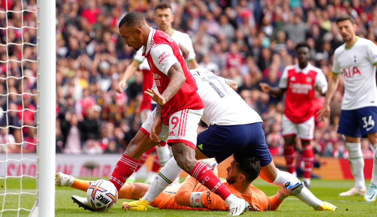 Pemain Arsenal Gabriel Jesus mencetak gol ke gawang Tottenham Hotspur pada pertandingan sepak bola Liga Premier Inggris di Emirates Stadium, London, Inggris, 1 Oktober 2022. Arsenal menang 3-1. (AP Photo/Kirsty Wigglesworth)