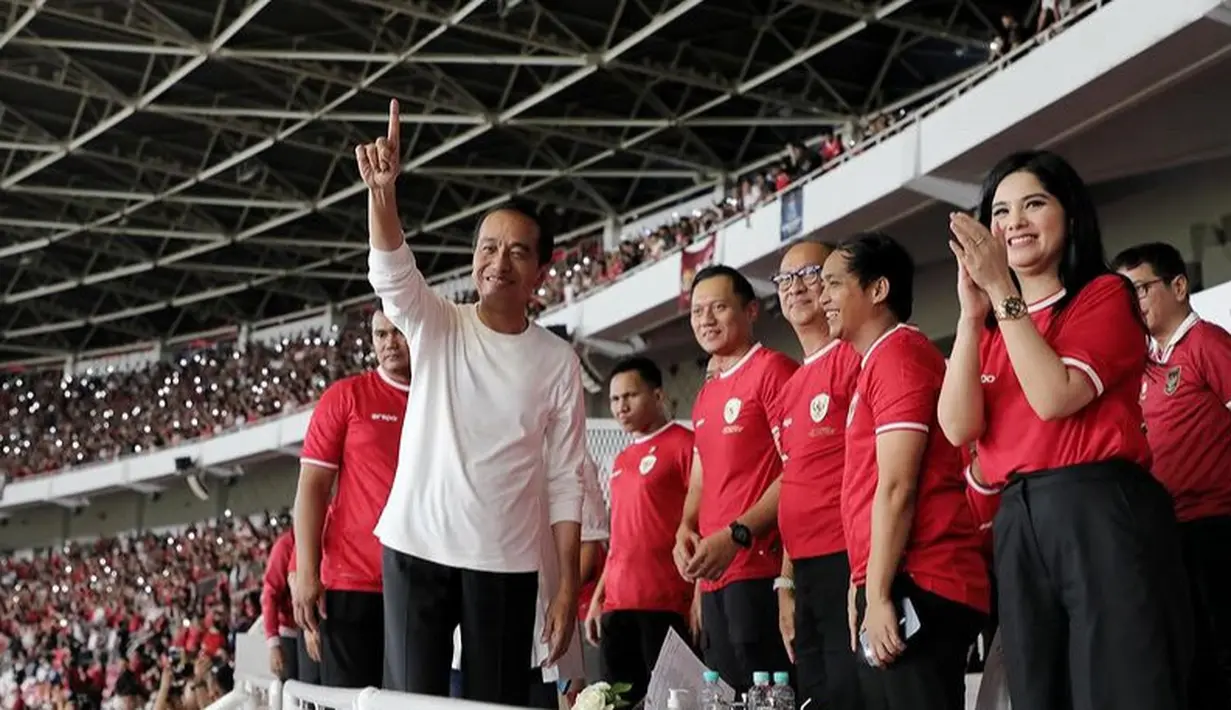 Sementara itu, sang istri, Annisa Pohan juga mengenakan jersey merah Timnas terbaru dipadukan celana hitam panjang. Dan mengenakan jam tangan.  [@agusyudhoyono]
