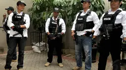 Usai menggeledah kediaman mantan Gubernur Papua Barnabas Suebu di kawasan Bintaro, sejumlah anggota Bareskrim Polri berjaga di KPK, Jakarta, (22/10/14). (Liputan6.com/Miftahul Hayat) 