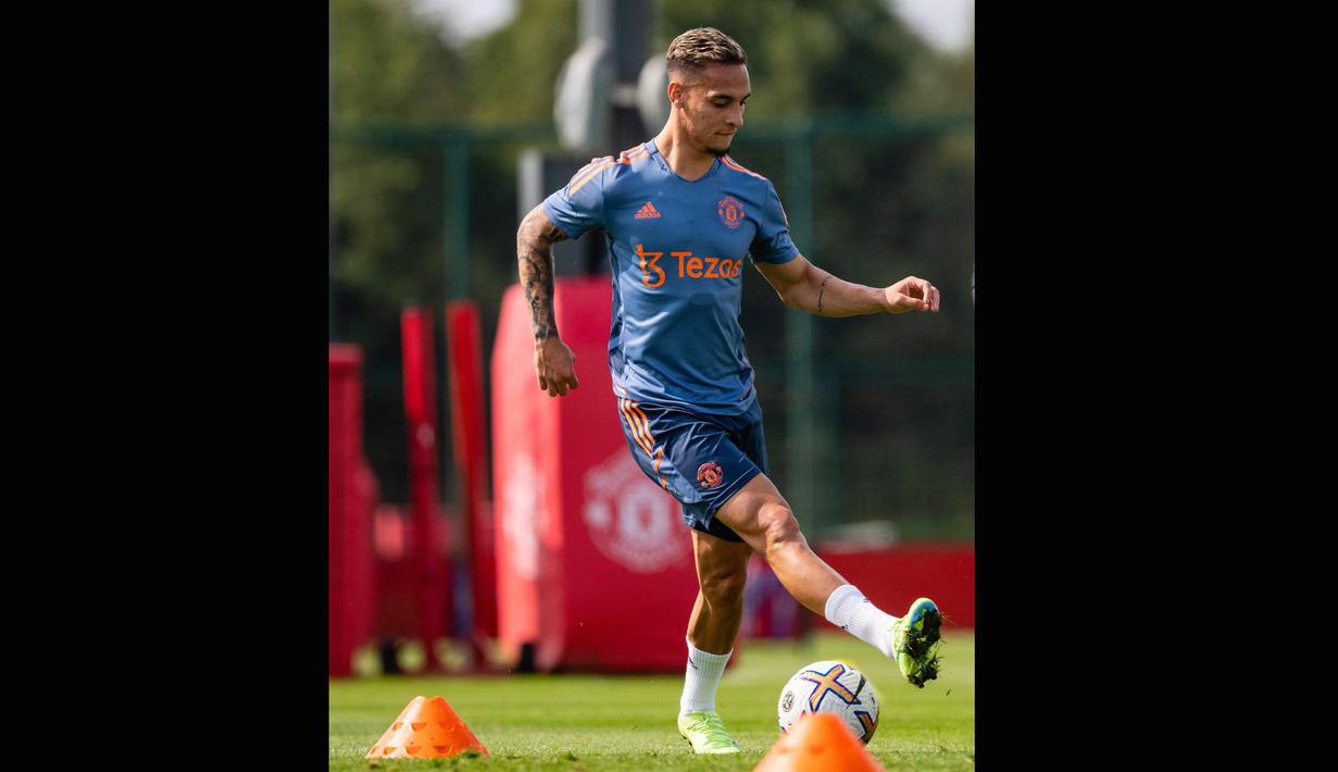 Erik Ten Hag mengupayakan agar Antony bisa dimainkan dalam laga bigmatch melawan Arsenal pada hari Minggu (4/9/2022). (Twitter/@ManUtd)