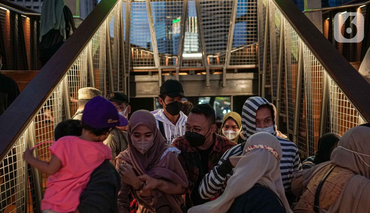 Warga berebut naik ke spot balkon JPOS Phinisi di kawasan Karet, Jakarta, Minggu (20/3/2022). Setiap hari warga ramai sekadar berswafoto dan pesepeda yang menjajal lift guna menyeberang. Tak ayal mengakibatkan kerumunan di atas JPOS Phinisi. (Liputan6.com/Faizal Fanani)