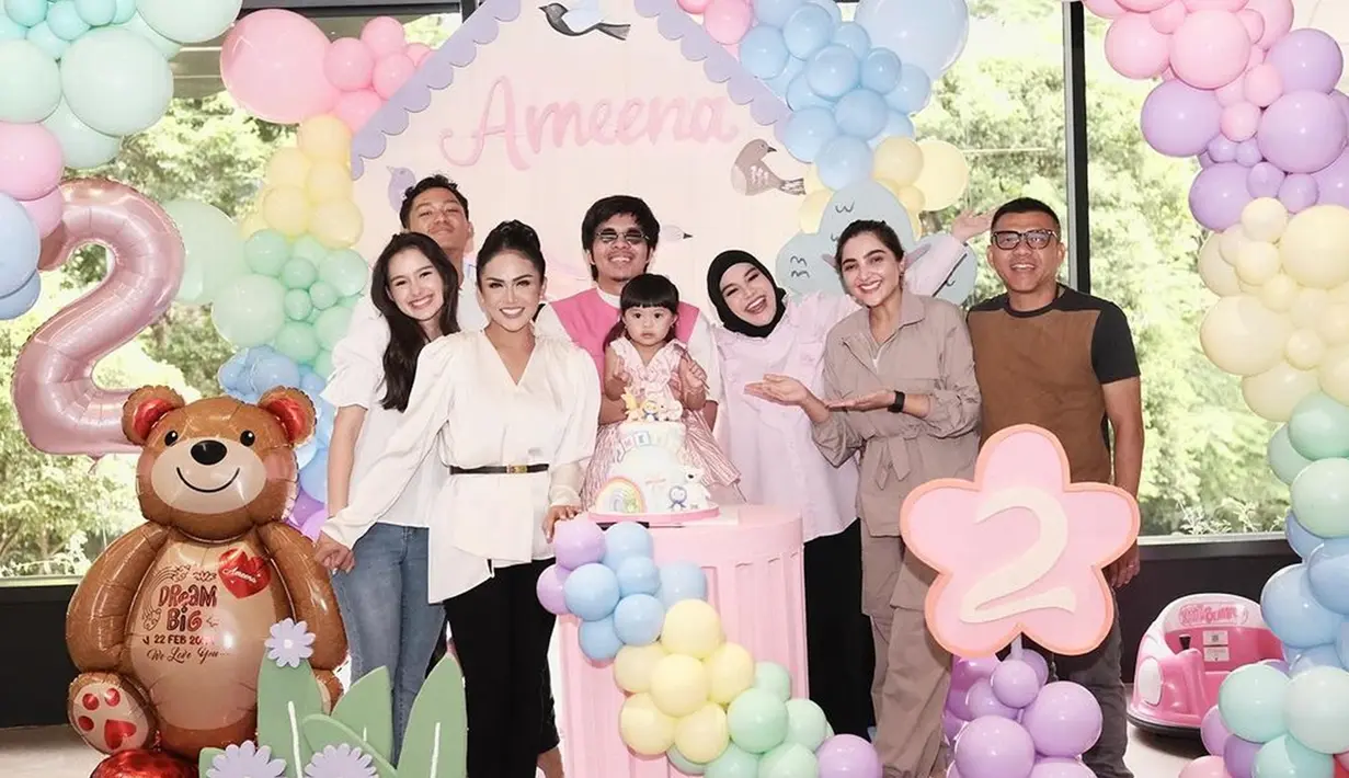 Pada momen lain masih di ultah Ameena, Krisdayanti dan Sarah juga kompak kenakan atasan warna putih. Istri Raul Lemos itu tampak menggandeng tangan Sarah yang berada di sisi kanannya sambil tersenyum bahagia bareng anggota keluarga dan juga Ameena. (Liputan6.com/IG/@krisdayantilemos)