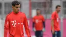 Pemain Bayern Munchen, Philippe Coutinho, mengamati instruksi saat latihan perdananya di Munchen, Selasa (20/8). Bintang Brasil ini didatangkan dari Barcelona. (AFP/Christof Stache)