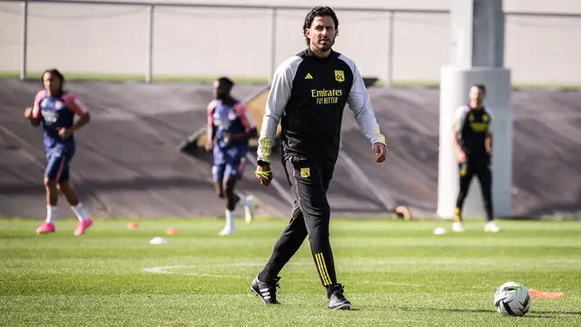 Fabio Grosso Pertama Kali Pimpin Latihan Lyon