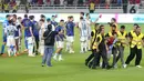 Seorang penyusup yang memakai jersey Argentina itu berhasil menembus petugas pengaman pertandingan dan berlari menuju Garnacho. (Bola.com/Muhammad Iqbal Ichsan)