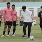 Manajer pelatih Timnas Indonesia, Shin Tae-yong, menendang bola saat latihan Timnas U-19 di Stadion Wibawa Mukti, Senin (13/1/2020). Pria asal Korsel ini menjadi supervisi untuk Timnas Indonesia senior, U-22, U-20, dan U-16. (Bola.com/M Iqbal Ichsan)