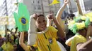 Senyum bahagia fans cilik usai Brasil membobol gawang Kosta Rika pada laga grup E Piala Dunia 2018 di Rio de Janeiro, Brasil, (22/6/2018). Brasil menang 2-0. (AP/Silvia Izquierdo)
