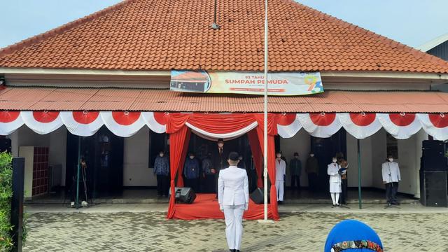 Peringatan Hari Sumpah Pemuda ke-93 diwarnai dengan upacara bendera yang dilakukan Museum Sumpah Pemuda bersama Direktorat Jenderal Kebudayaan, Kementerian Pendidikan, Kebudayaan, Riset, dan Teknologi.
