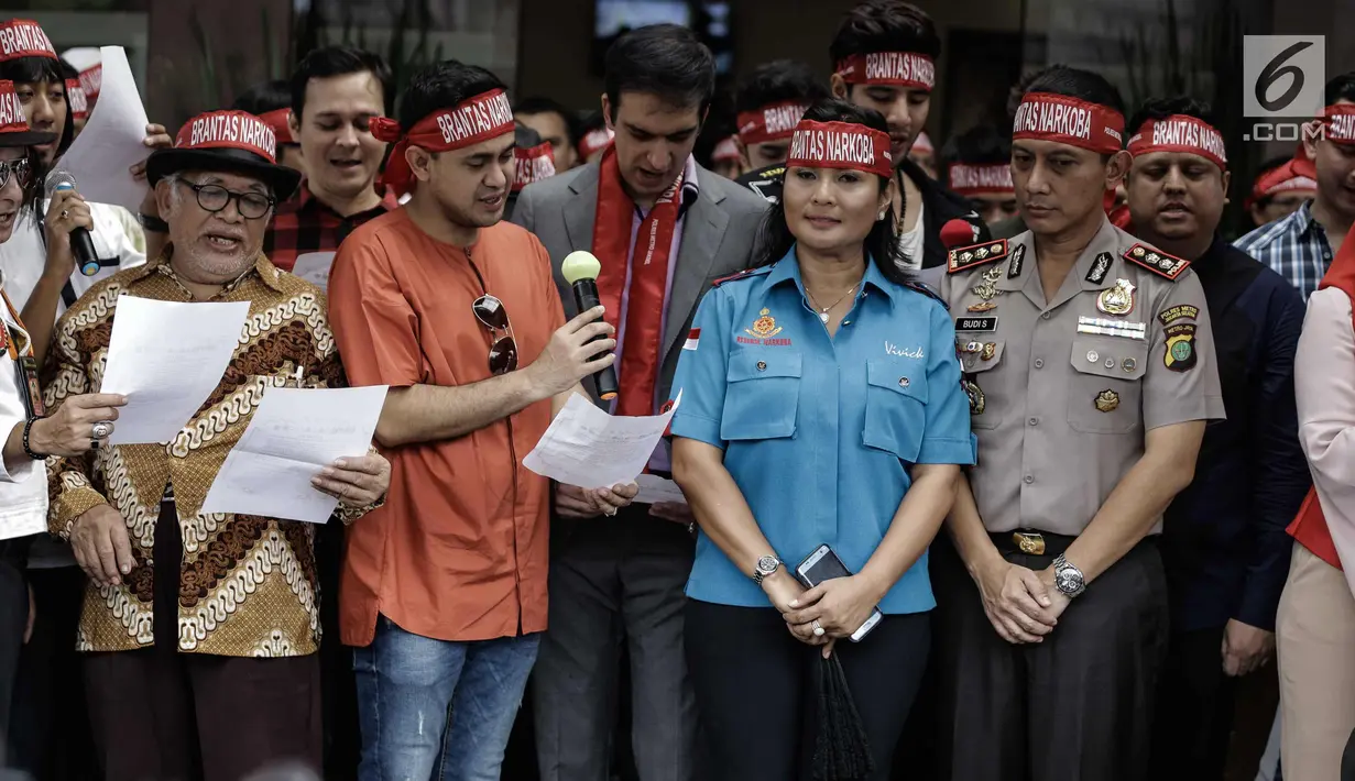 Jajaran artis, manajemen, dan produser mendaklarasikan perjanjian pemberantasan dan penyalahgunaan narkoba di lingkungan artis di Mapolres Metro Jakarta Selatan, Kamis (22/2). (Liputan6.com/Faizal Fanani)