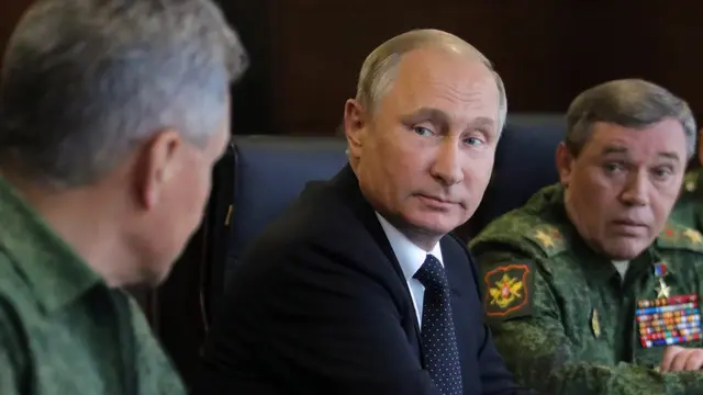 Pegang Teropong, Ini Gaya Putin Saat Tonton Latihan Perang