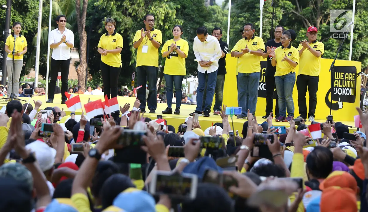 Capres nomor urut 01, Joko Widodo (tengah) memberi hormat pada pendukungnya saat menghadiri Deklarasi Alumni UI untuk Jokowi-Amin di Plaza Tenggara GBK Jakarta, Sabtu (12/1). Deklarasi dihadiri perwakilan berbagai kampus. (Liputan6.com/Helmi Fithriansyah)
