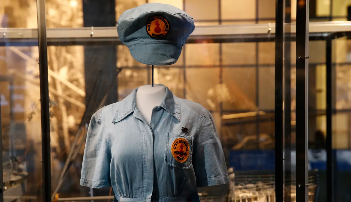 Seragam pekerja pabrik yang ditampilkan dalam pameran "Salute to the Home Front" di Museum Nasional Perang Dunia II di New Orleans (5/6). Pameran ini menceritakan kisah yang berhubungan dengan Perang Dunia II. (AP Photo/Gerald Herbert)