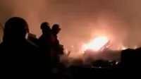 Pabrik busa dan belasan rumah pekerja di Ibu Kota ludes terbakar. 