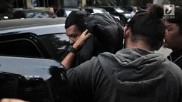 Tersangka kasus pembunuhan suami dan anak tiri, Aulia Kesuma menutupi wajah dengan jaket saat tiba di Mapolda Metro Jaya, Jakarta, Kamis (29/8/2019).  Aulia Kesuma dikenakan  Pasal 338 dan 340 (KUHP tentang pembunuhan berencana). (merdeka.com/Iqbal S. Nugroho)