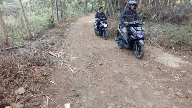 Jalan bertanah menuju kawasan wisata hutan Oko, Selaawi Garut menjadi hambatan paling kentara yang mengganggu pengunjung yang datang
