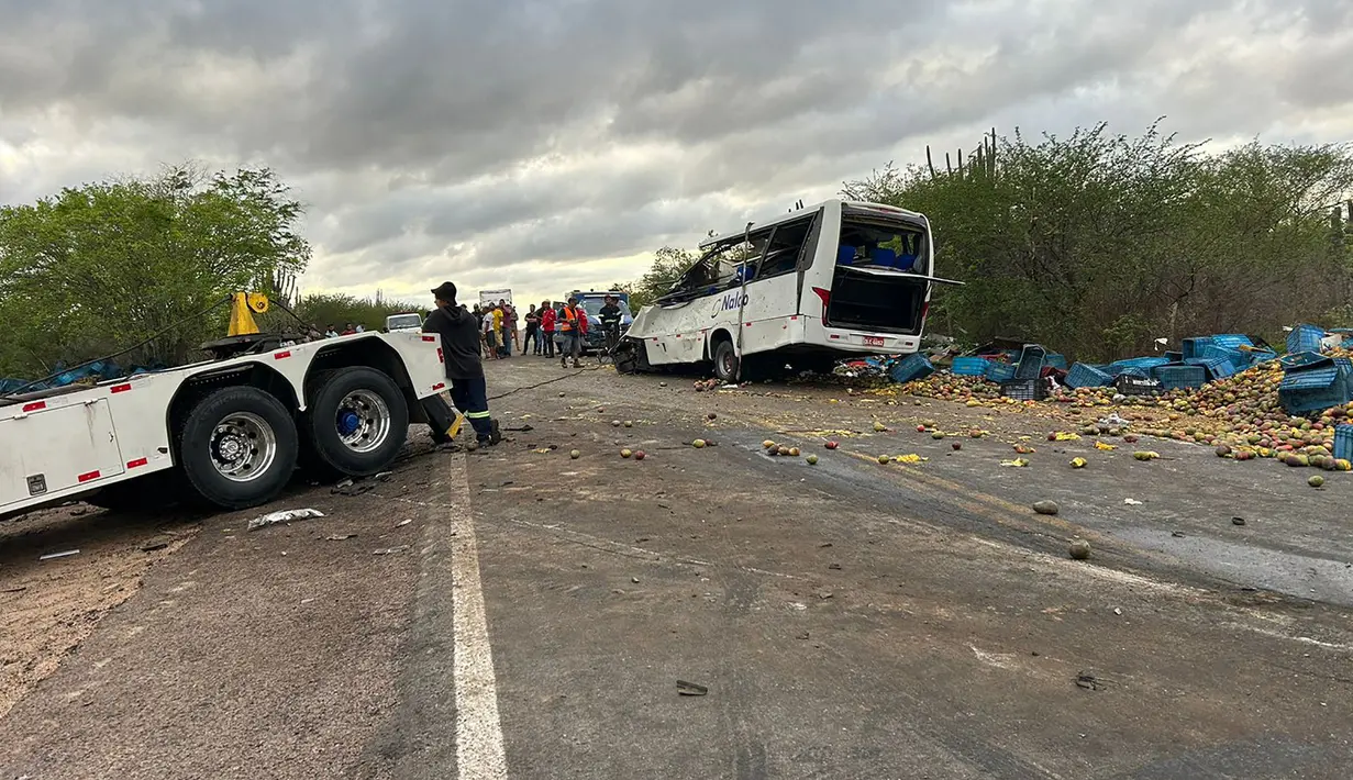 Sebagian besar korban berada di dalam minibus, kata polisi sipil Bahia, dan menyebutkan bahwa penyebab kecelakaan sedang diselidiki. (ASCOM PMJ / AFP)