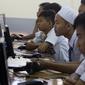 Sejumlah murid Sekolah Menengah Kejuruan (SMK) melaksanakan Ujian Nasional Berbasis Komputer (UNBK) di SMK Negeri 1, Jakarta, Senin (2/4). Adapun Ujian Nasional (UN) susulan untuk SMK akan diselenggarakan 17 hingga 18 April. (Liputan6.com/Arya Manggala)